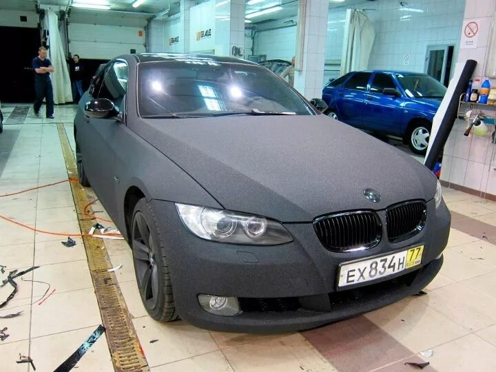BMW f30 черная алмазная крошка. BMW f30 алмазная крошка белая. БМВ 5gt черная с алмазной крошкой. BMW 3 В матовой пленке.
