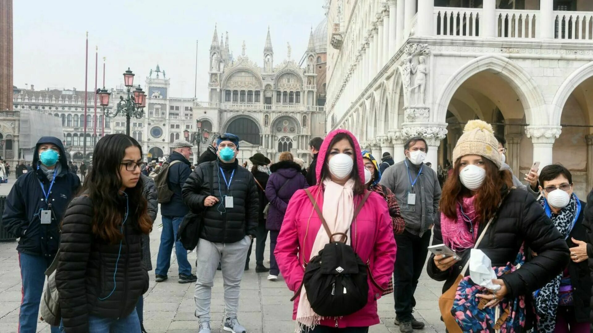 Есть ли в европе. Covid-19 в Европе. Коронавирус люди в масках Европа. Европа люди. Италия люди в масках.