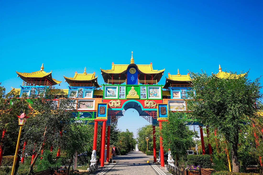 Достопримечательности калмыкии тополь. Пагода калмыкия элиста. Городовикова. Калмыкия хурул золотая обитель будды. Город элиста республика калмыкия.