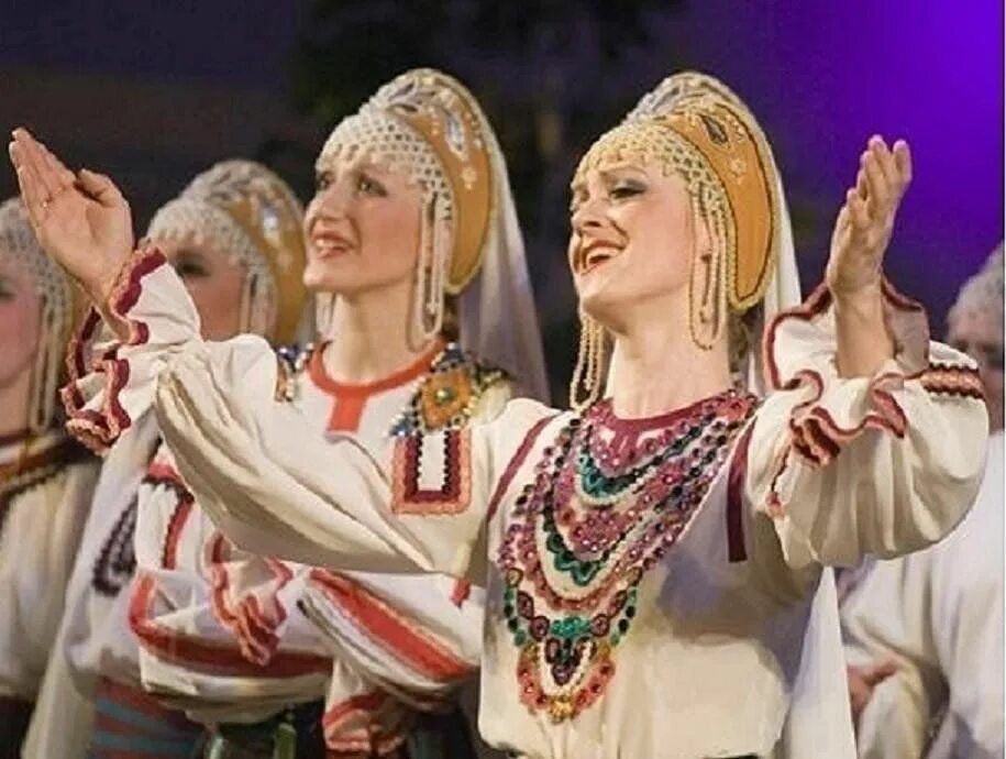 Народное пение. Славяне поют. Девушка в народном костюме поет. Русское народное пение.