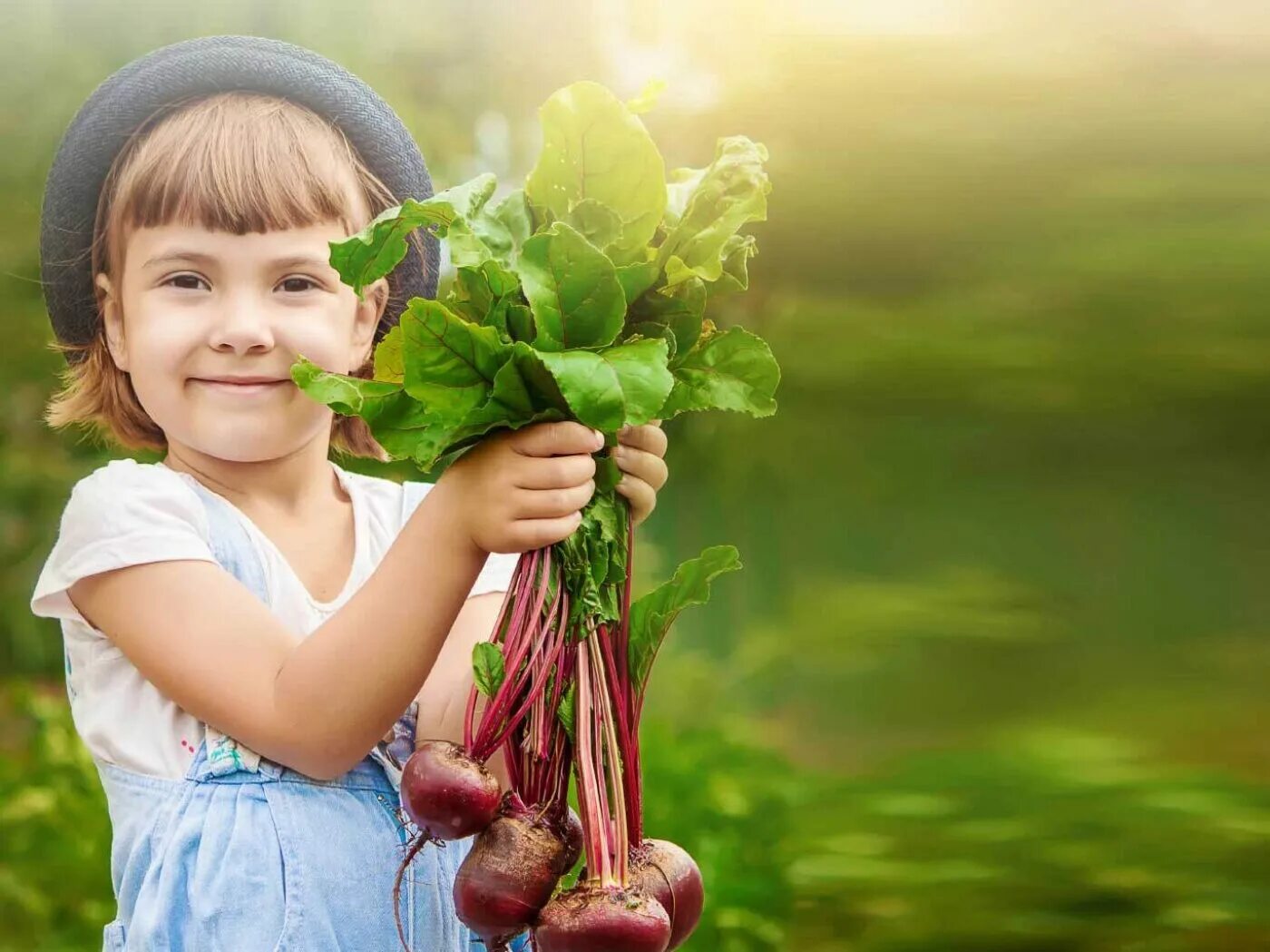 дети собирают овощи. овощи на огороде. огород летом. дети собирают овощи. дети собирают овощи.