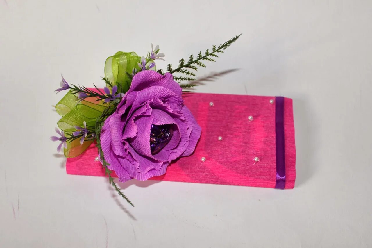 Розочки из гофрированной бумаги своими руками. Упаковать гофрированной бумагой. Упаковать букет в гофрированную бумагу. Цветы с конфетами. Упаковать гофрированной бумагой.