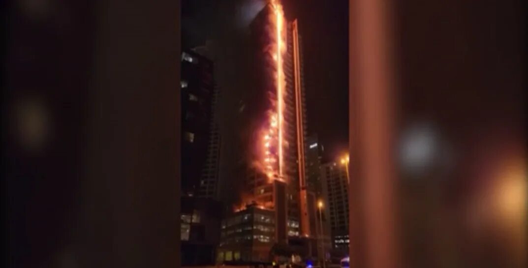 Пожар в ОАЭ небоскреб. Emaar Dubai загорелся. Высотка компании Emaar Дубай. Самое высокое здание. Бурдж халифа сгорела