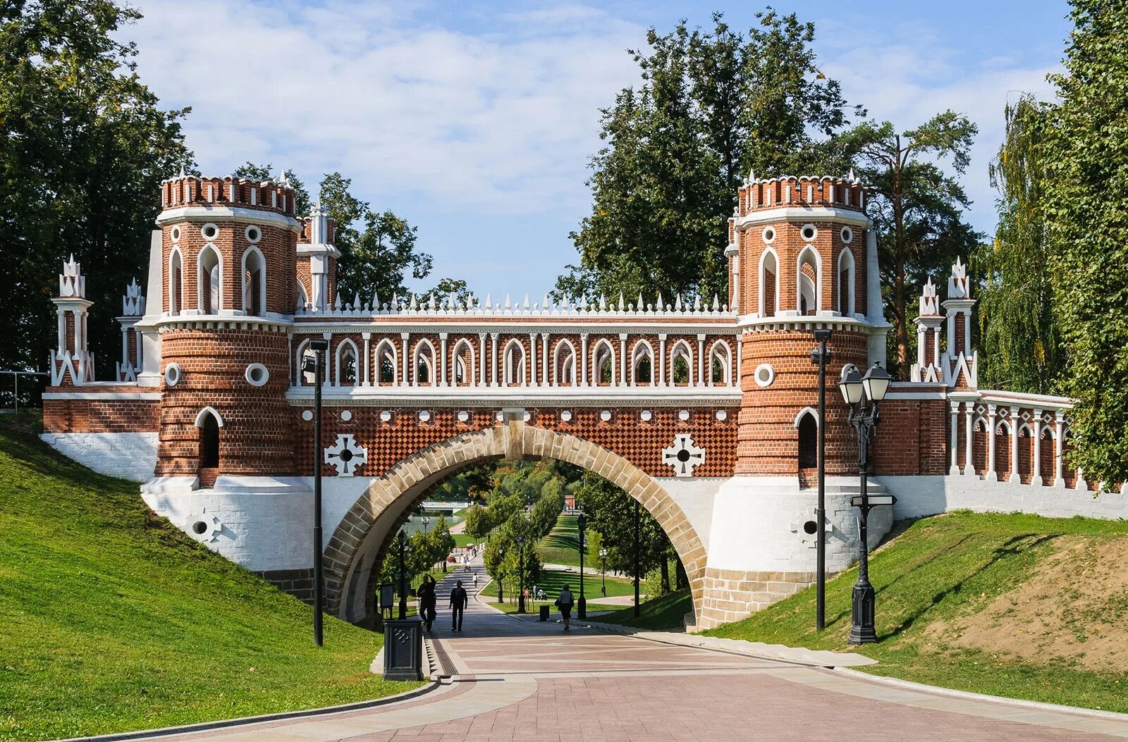 Парк царицыно часы. Дворцово-парковый ансамбль в Царицыно Баженов. Царицыно музей-заповедник. Музей усадьба Царицыно. Ансамбль усадьбы Царицыно.