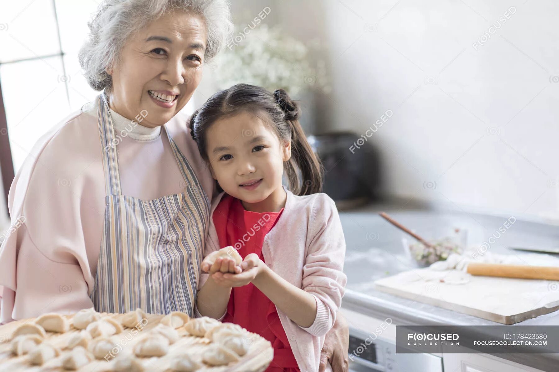 Корейские бабушки. Бабушка ест пельмени. Бабушка готовит пельмени.