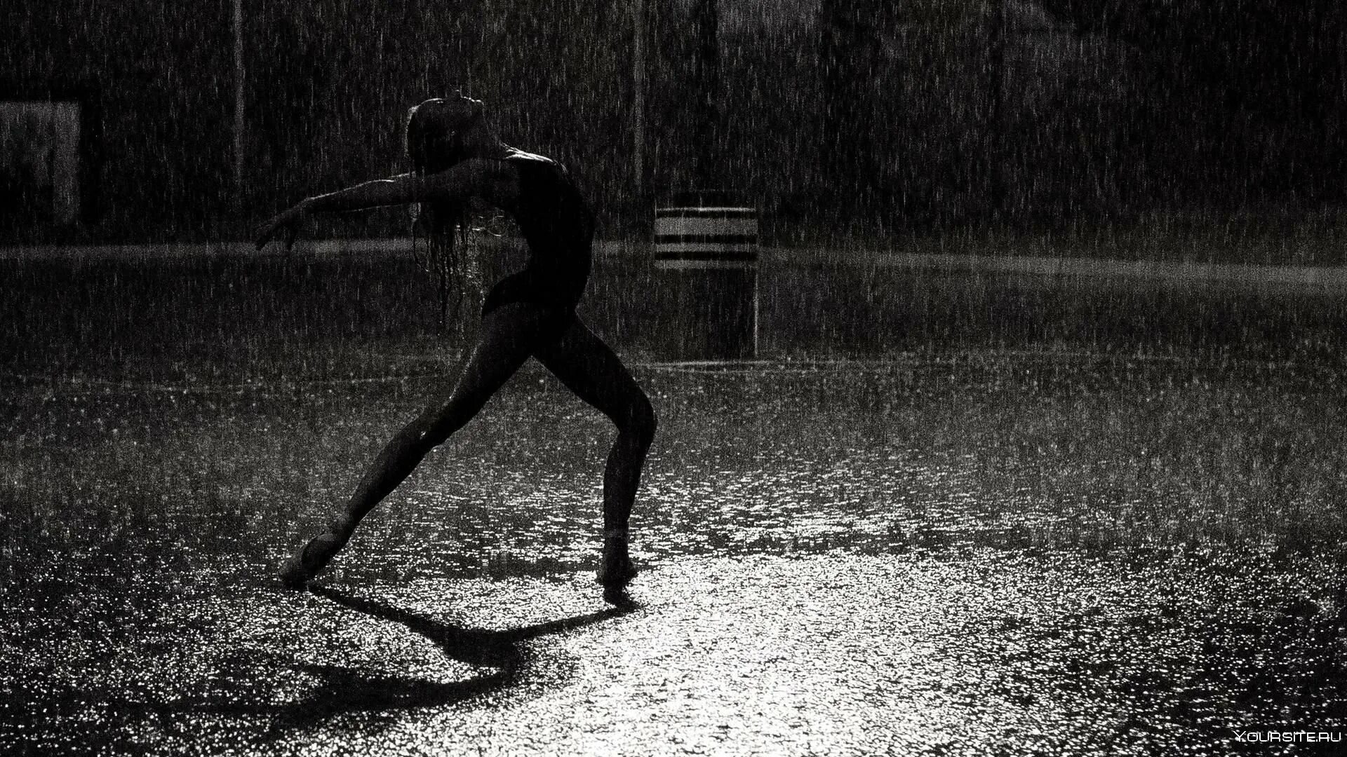 Бежать плясать. Танцы под дождем. Девушка под дождем. Люди бегут под дождем. Девушка бежит под дождем.
