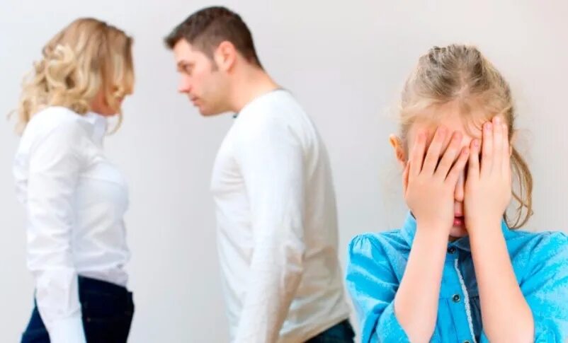 Ссора родителей. Родители ругаются. Семейные конфликты. Делят ребенка.