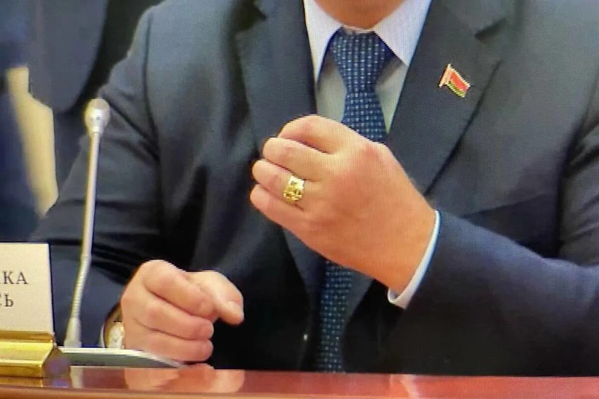 9 колец россия. Кольца власти. Кольцо Лукашенко. Массивные кольца.