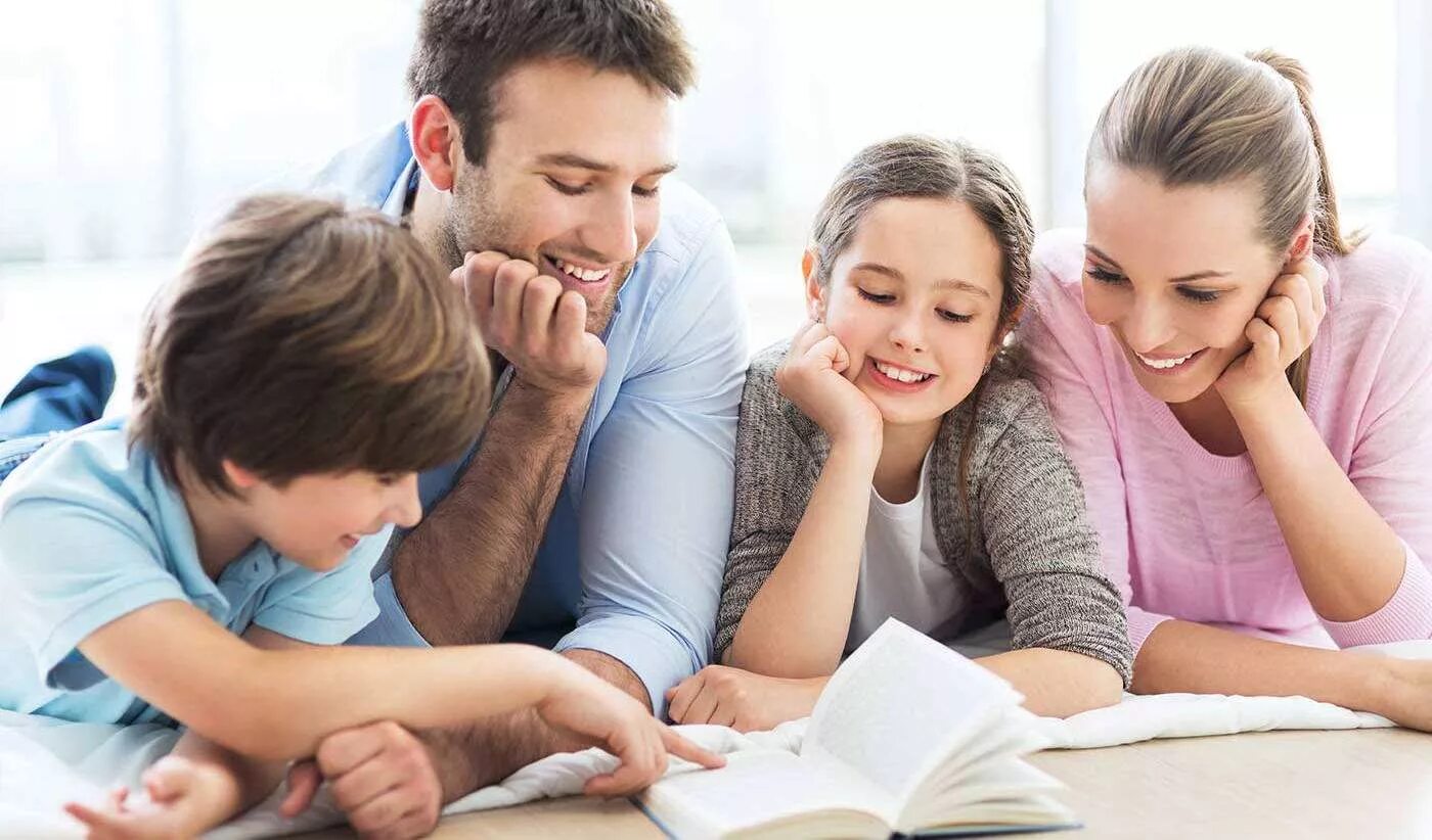 Родительский ребенок. Родители и дети. Воспитание ребенка. Семейное чтение. Родители и школьники.