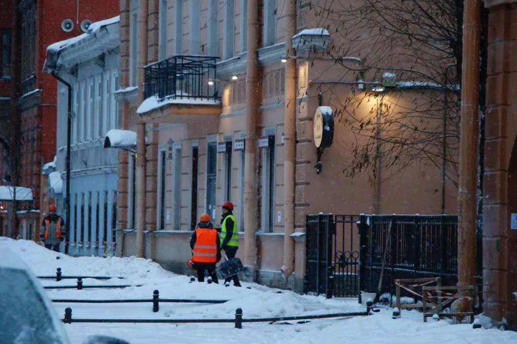 Мойка на васильевском острове. Снег на большом проспекте Васильевского острова. Васильевский остров жизнь. Средний проспект Васильевского острова зимой. Поповцев МЧС Васильевский остров.