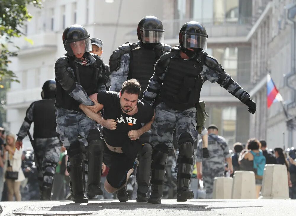 Против нападения. Разгон демонстрации в Москве.