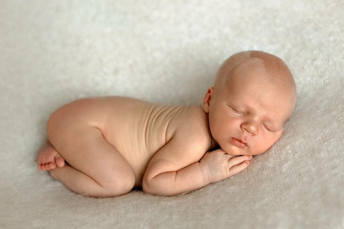Когда начинают видеть новорожденные после рождения. Лысый младенец. Лысые дети новорождённые. Маленькие Новорожденные детки лысые. Как выглядит новорожденный ребенок.