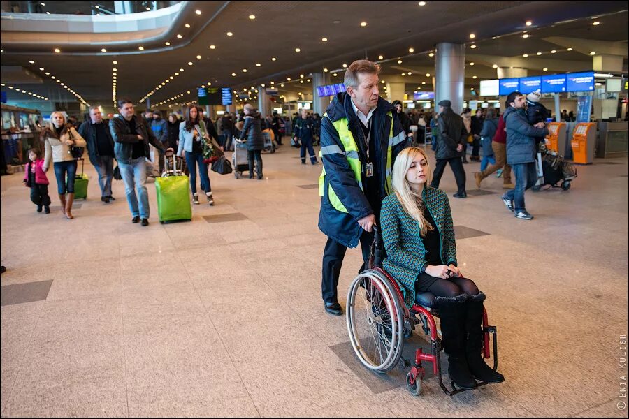 Пассажиры с ограниченными возможностями аэропорт. Маломобильные пассажиры в аэропорту. Кресло для инвалидов в аэропорту. Пассажиры с ограниченными возможностями. Стойка для инвалидов в аэропорту.