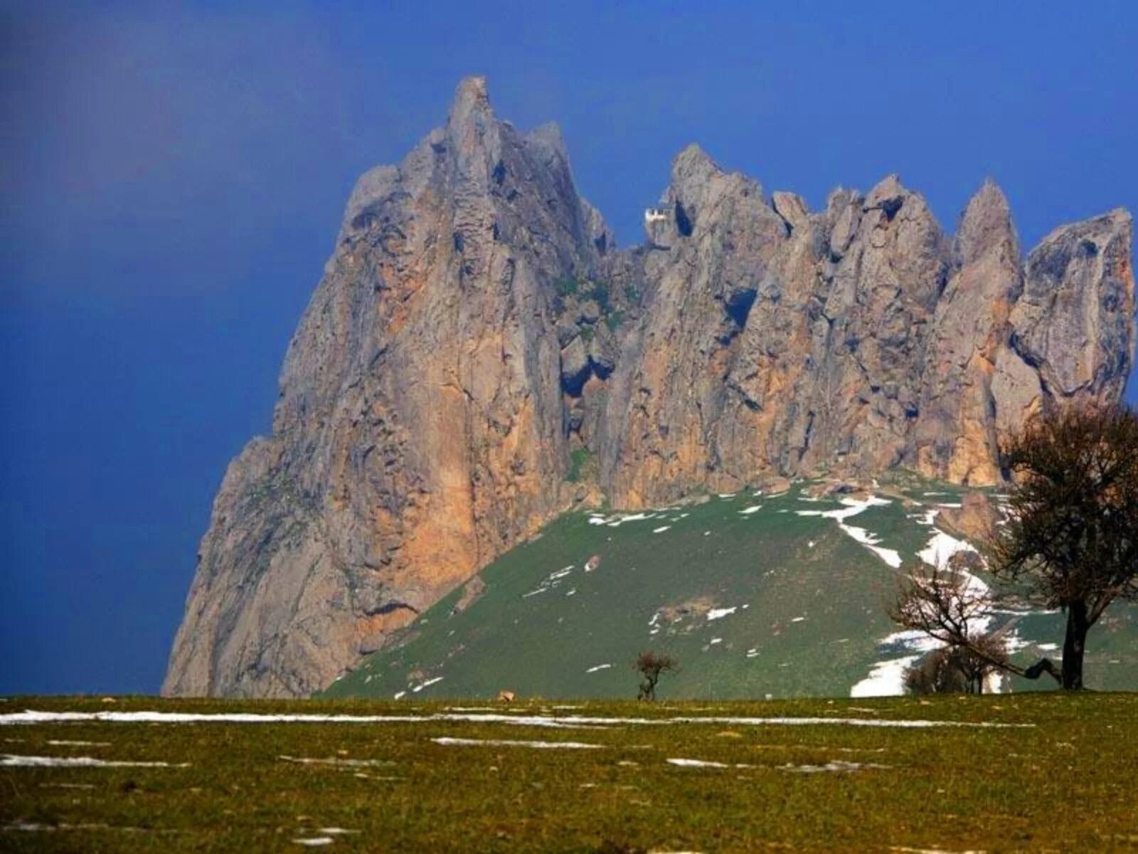 Азербайджан горные. Гора Бешбармаг в Азербайджане. Гора бешбармак Крым. Гора бешбармак в Азербайджане. Гора пять пальцев в Азербайджане.