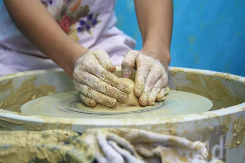 уроки гончарного дела в зеленодольске. гончарный круг. гончарные мастер классы новосибирск. ручная лепка из глины. гончарное дело новосибирск.