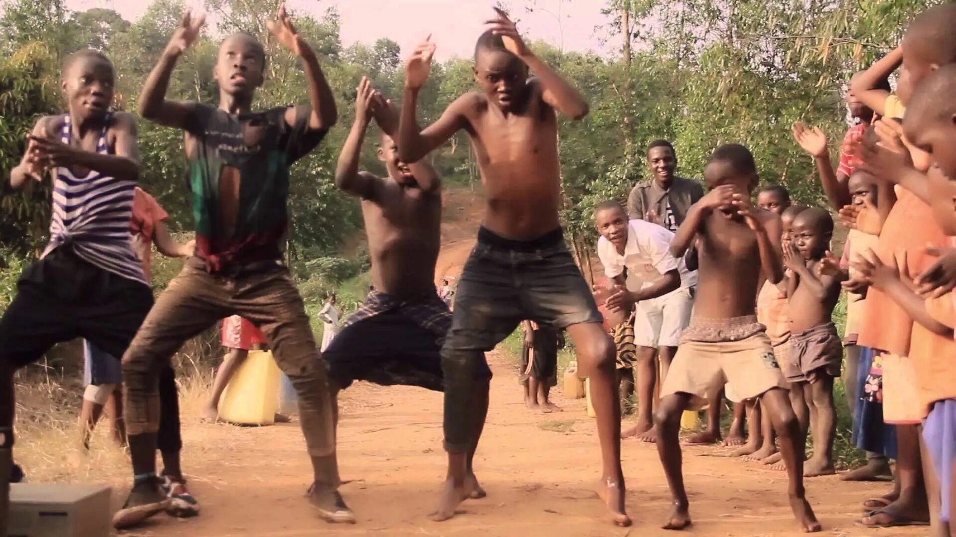 Клипы где негры танцуют. Негр танцует. Танцы африканских племен. Негритянские танцы. Танцы негров в Африке.