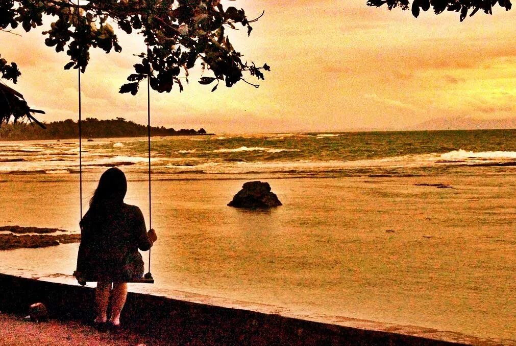 Грустная девочка подросток. Романова юлия сергеевна. Одиночество в браке. Человек перед телевизором. Любовные переживания.