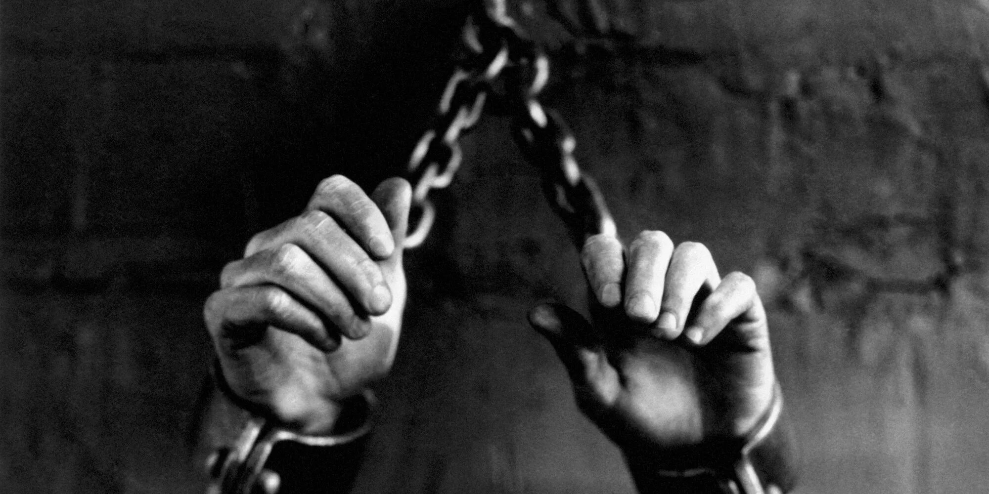 Несвобода человека. Кандалы на руках. Человек в кандалах. Рабство. Руки в цепях.