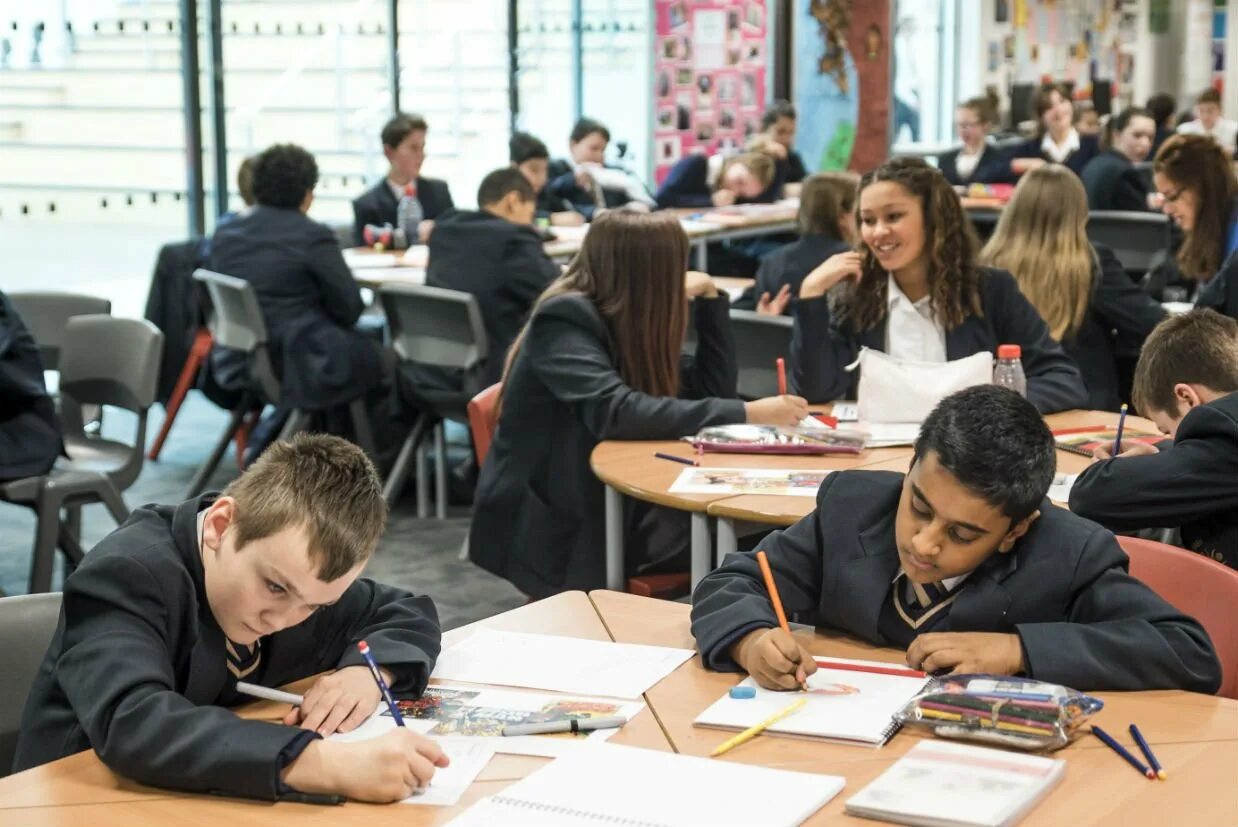 Первое образование в мире. Secondary School в Великобритании. Primary secondary School. Школьное образование в Португалии. Высокая школа.