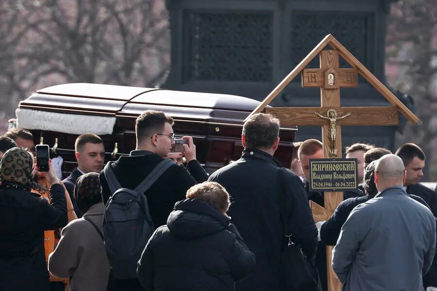 Отпевание Жириновского в храме Спасителя. Похороны Владимира Жириновского на Новодевичьем кладбище. Похороны Жириновского Владимира. Церемония прощания с Владимиром Жириновским.