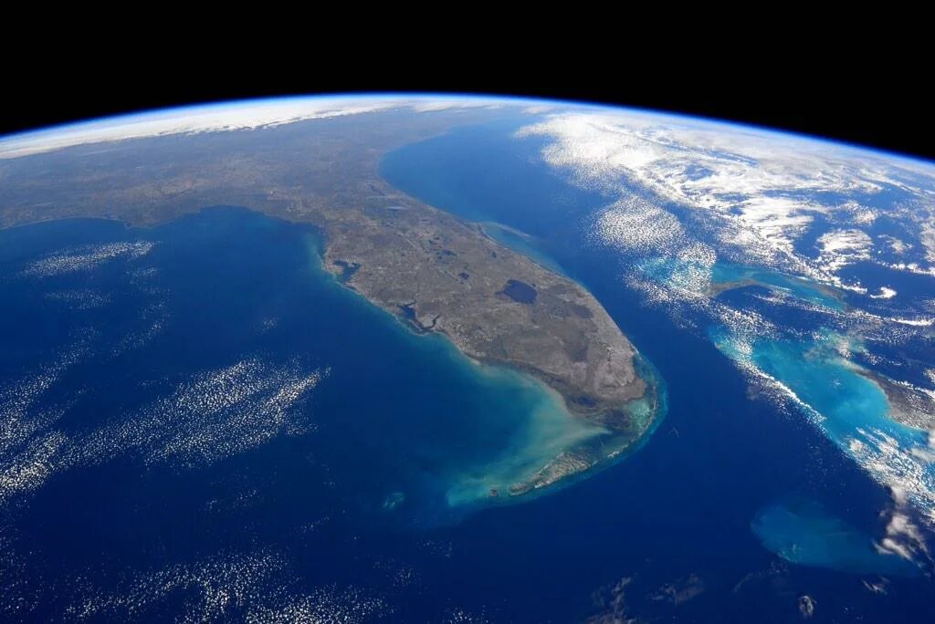 Наименьший из океанов. Тихий океан с космоса. Атлантический океан вид с самолета. Карибское море Атлантический океан с высоты. Атлантический океан снимок из космоса светлый.