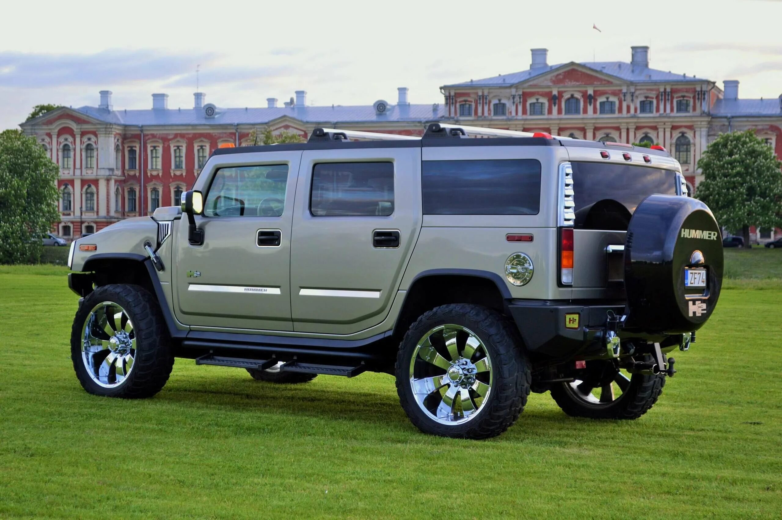 Hummer h2 новый. Хаммер н2 с человеком. Хаммер 2015 белый. Машина "hummer h2". Хаммер баленси текст.