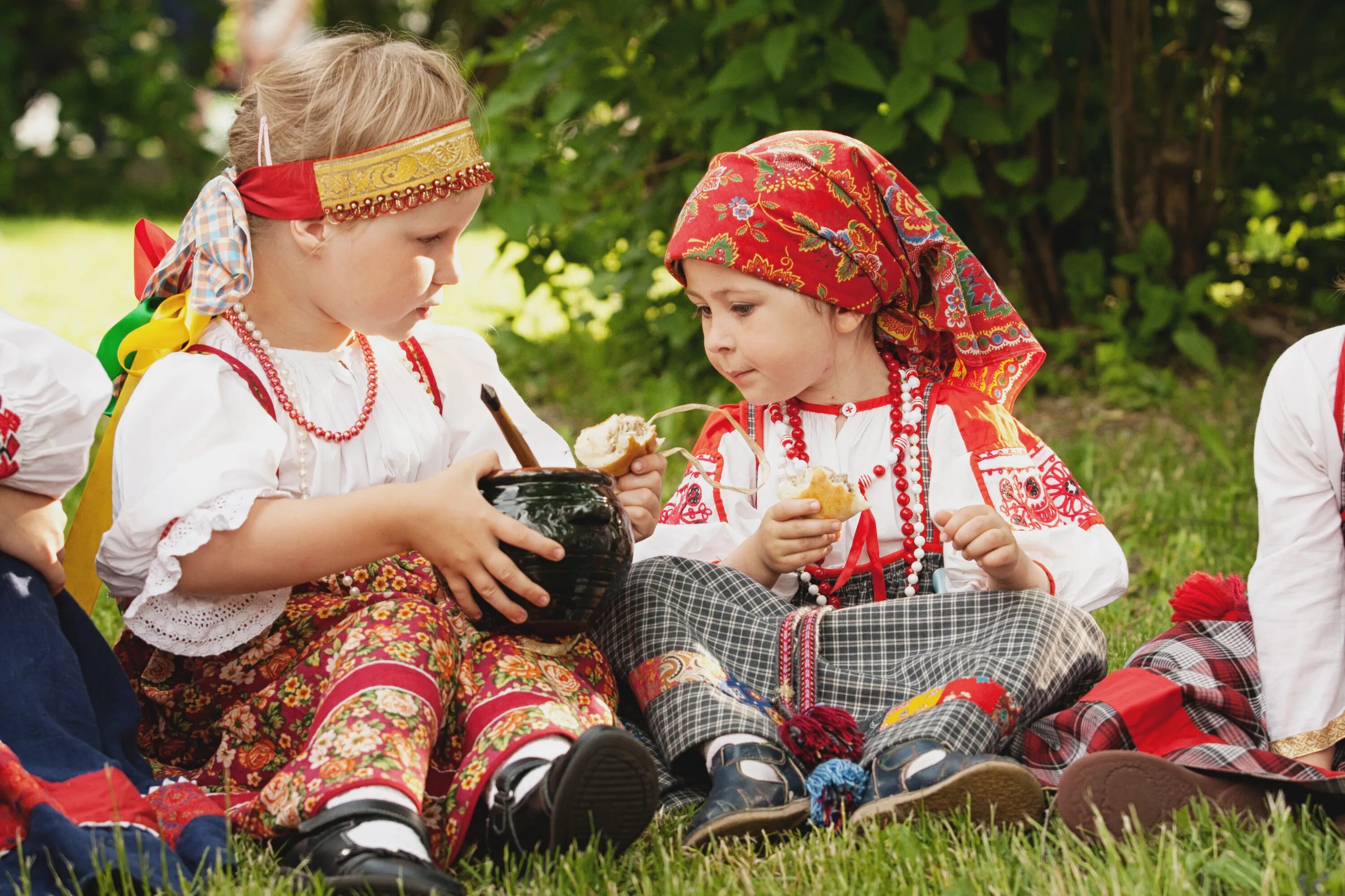 Country children. Фольклор для детей. Дети в народных костюмах. Фольклорные традиции. Русско народный фольклор.