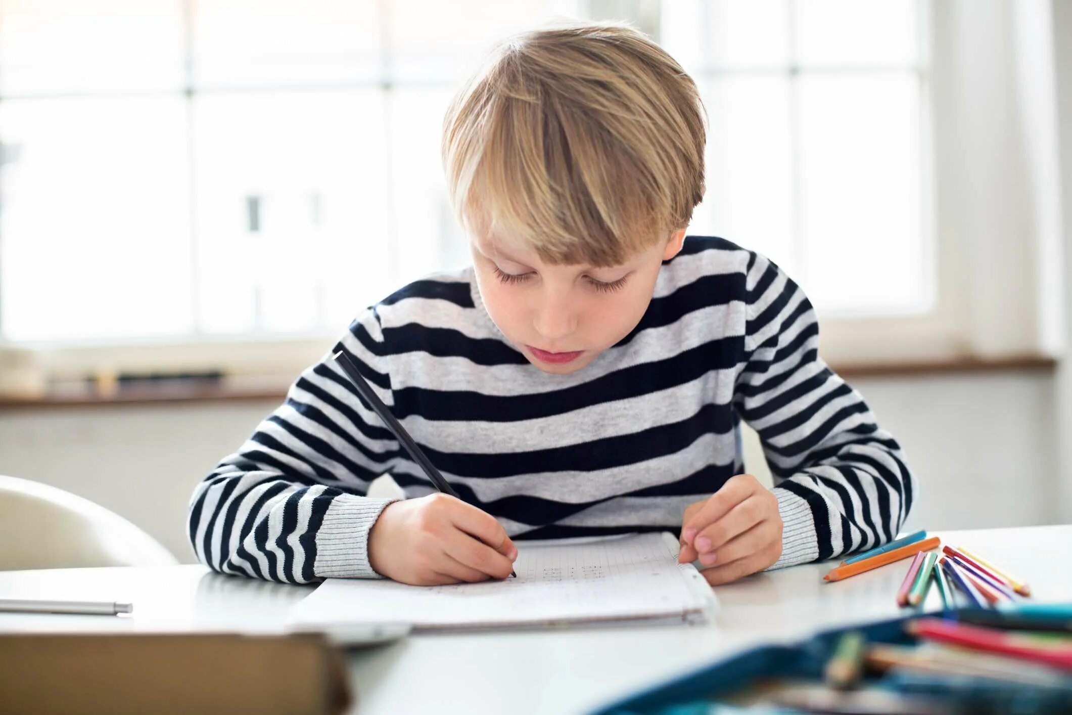 Маленький ребенок делает уроки. Дети с дисграфией. Писающий мальчик. Мальчик делает уроки. Домашнее задание для школьников.