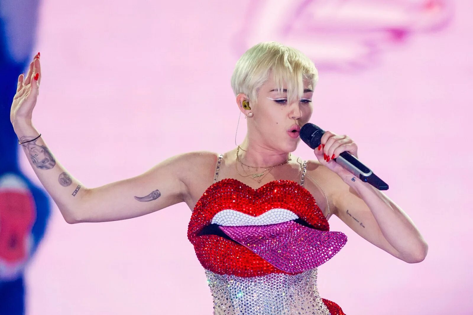Эпатировать это простыми словами. Майли сайрус bangerz tour. Сайрус тур. Bangerz майли сайрус тур. Miley cyrus концерт 2023.