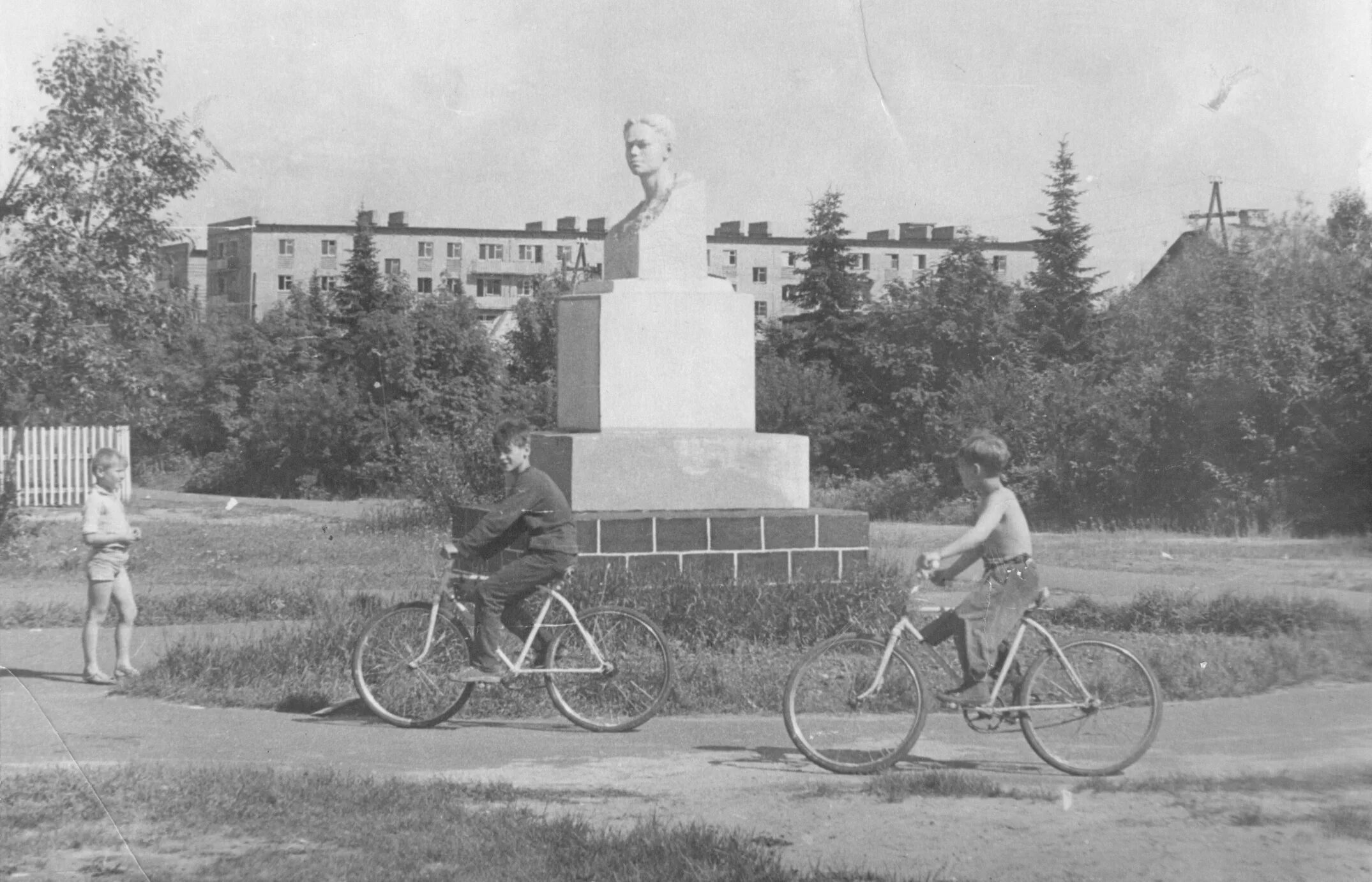Памятник Володи Дубинина Печора