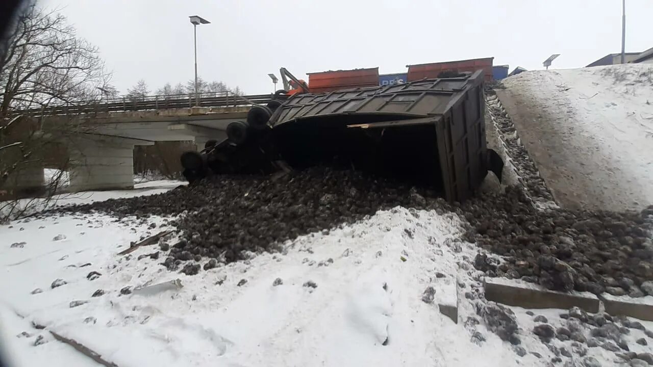 Авария в Знаменском районе Тамбовской области. Авария трасса р-22 Каспий Знаменка. Трасса м8 километр 1069 перевернулась фура 2022. ДТП Куяново ноябрь КАМАЗ. 29 января 2023 год