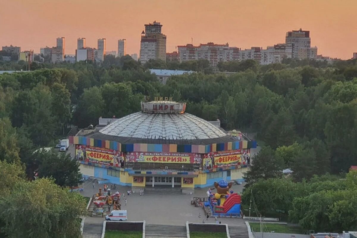 Кировский государственный цирк октябрьский просп 147. Цирк киров. кировский государственный цирк в кирове. цирк города кирова. цирк в кирове здание.