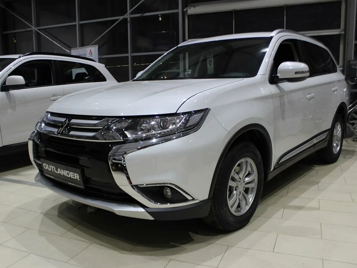 Outlander 2018 2.0. Аутлендер 3 рестайлинг 2. mitsubishi outlander белый 2018. митсубиси аутлендер 2018 белый. митсубиси аутлендер 3 рестайлинг 3.