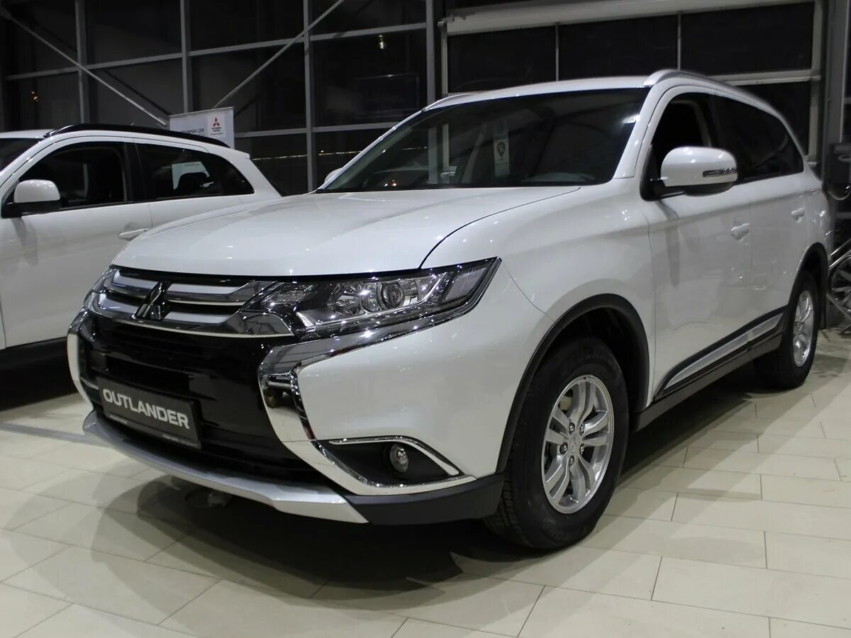 Аутлендер купить нижний новгород. Mitsubishi Outlander 2018 белый. Митсубиси Аутлендер 2018 белый. Аутлендер 3 2018 белый. Митсубиси Аутлендер 2021 комплектации 4 ВД.