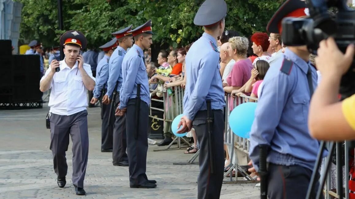 Массовые мероприятия полиция. Охрана общественного порядка. Полиция общественного порядка. Общественный порядок и общественная безопасность.