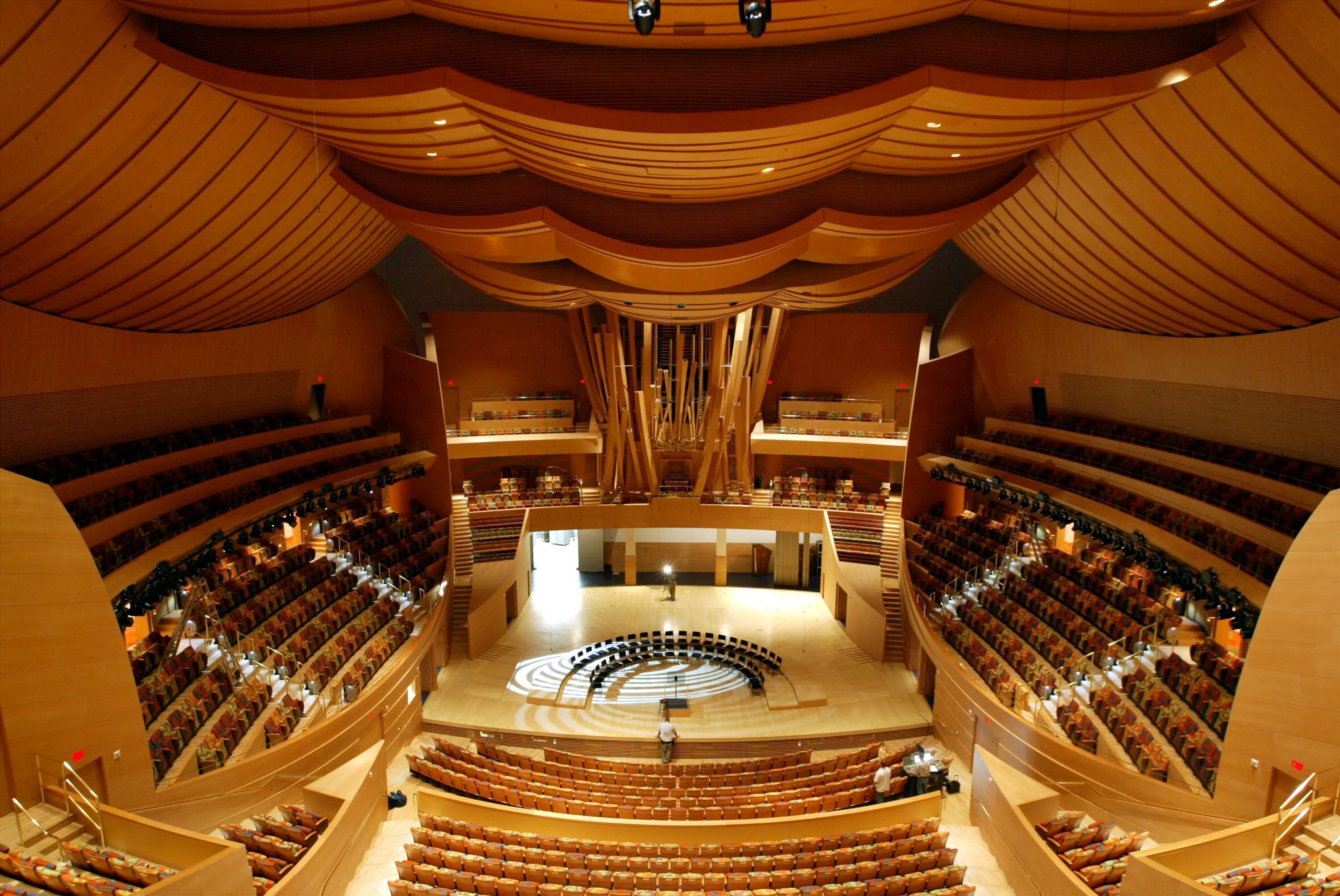 Концертный зал диснея. Концертный зал Уолта Диснея в Лос-Анджелесе, США. Walt Disney концертный зал (Лос Анджелес). Фрэнк Гери концертный зал Уолта Диснея. Зал Уолта Диснея (Лос-Анджелес, США, 2003 Г.).