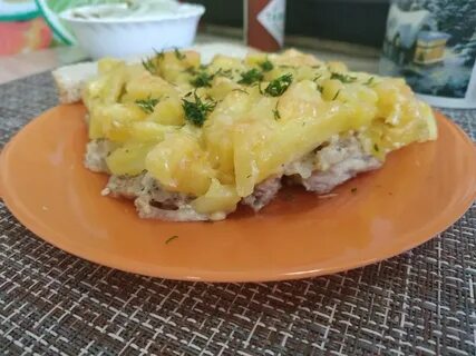 Мясо с картошкой луком и сыром