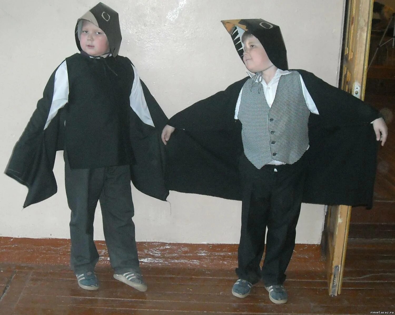 Вятский модник виктор. Костюм насекомого для мальчика. Костюм сладости. Пират из подручных материалов. Костюм шоколадки для мальчика.