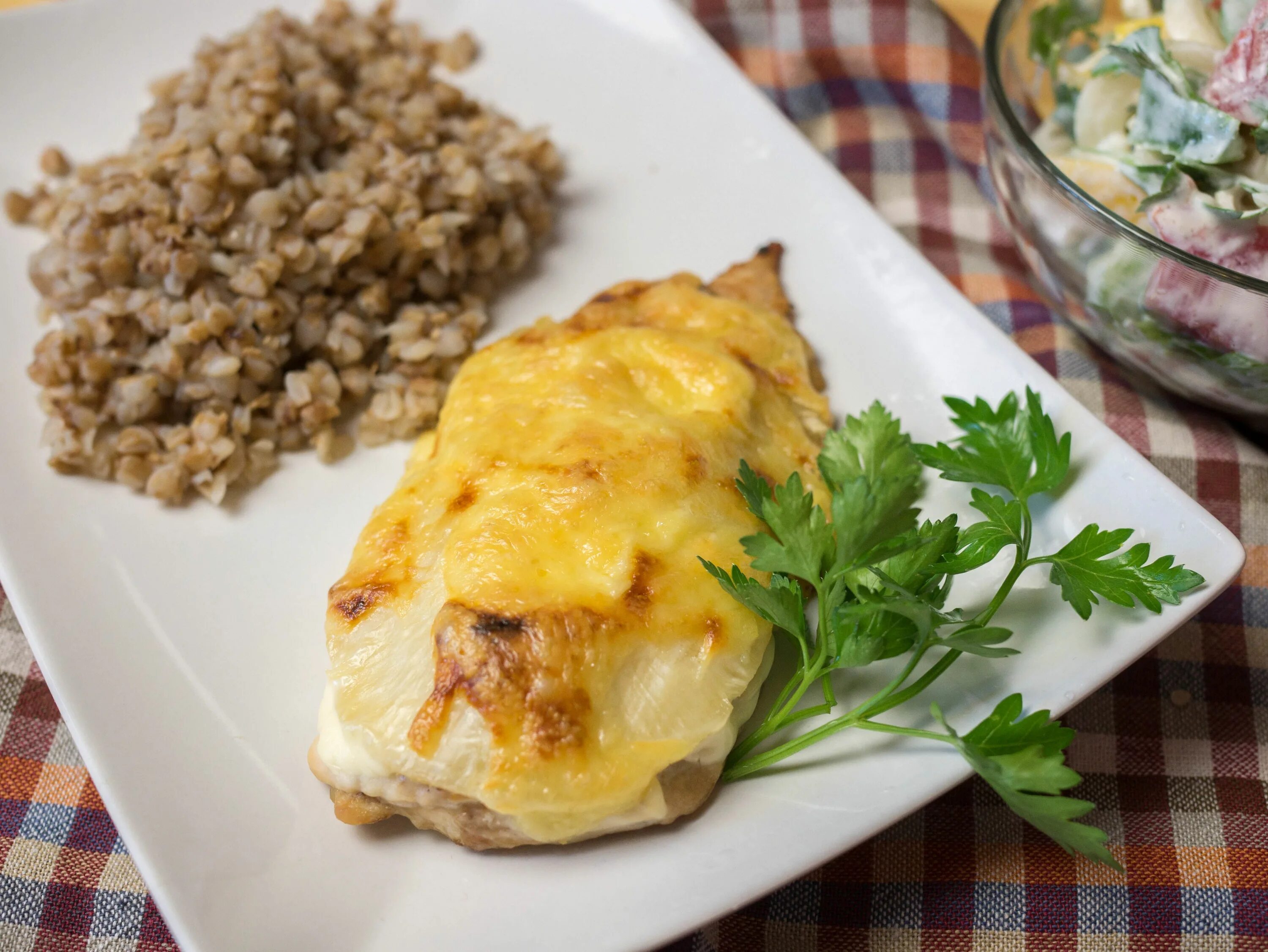 Свинина под ананасами в духовке. Свинина под ананасами и сыром в духовке. Мясо с ананасами в духовке с сыром. Свиные отбивные с сыром. Рецепт мяса с ананасами с фото.