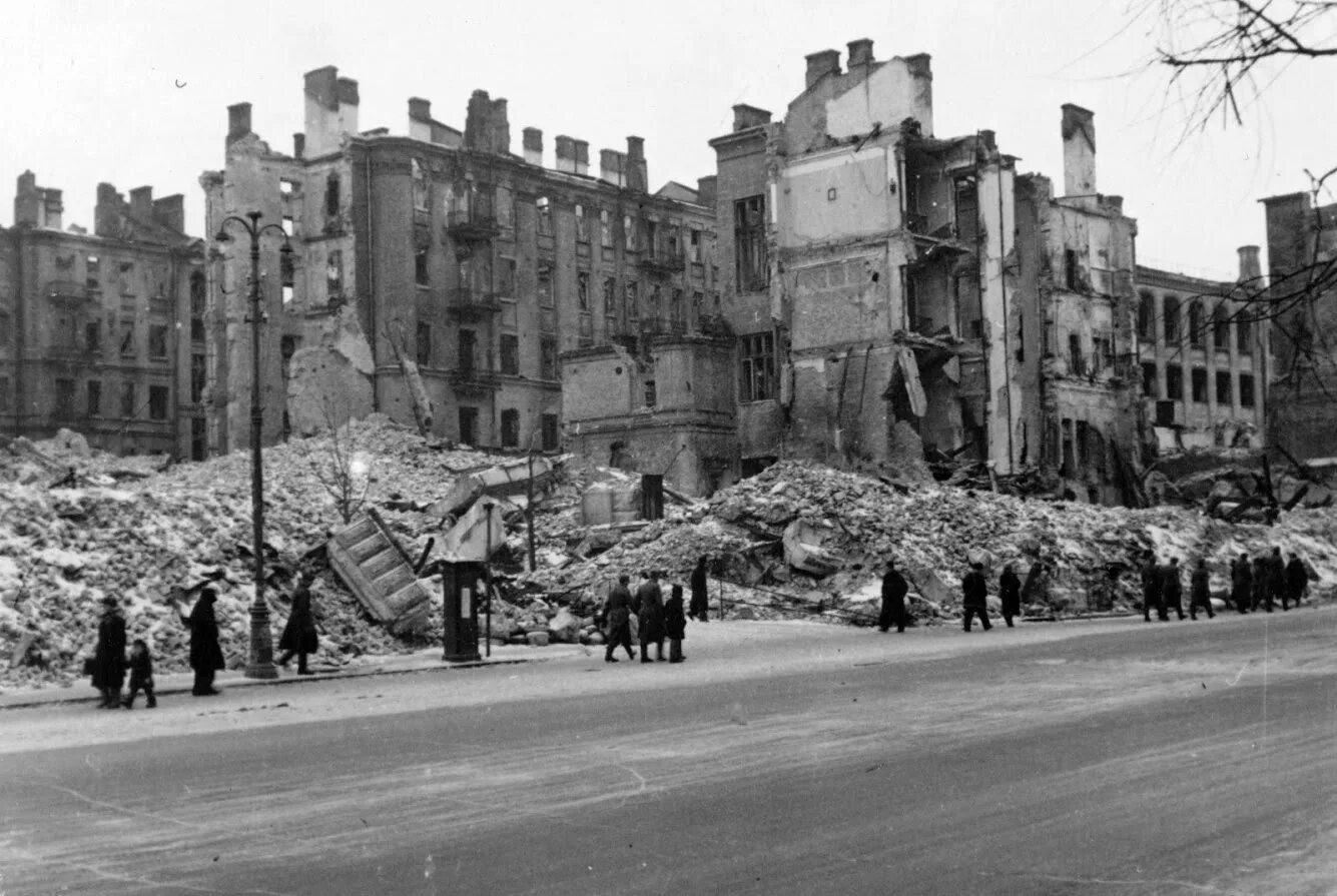 Киев военные годы. Киев Крещатик руины 1945. Крещатик в Киеве 1943. Оккупированный Киев 1941. Киев в руинах 1943.