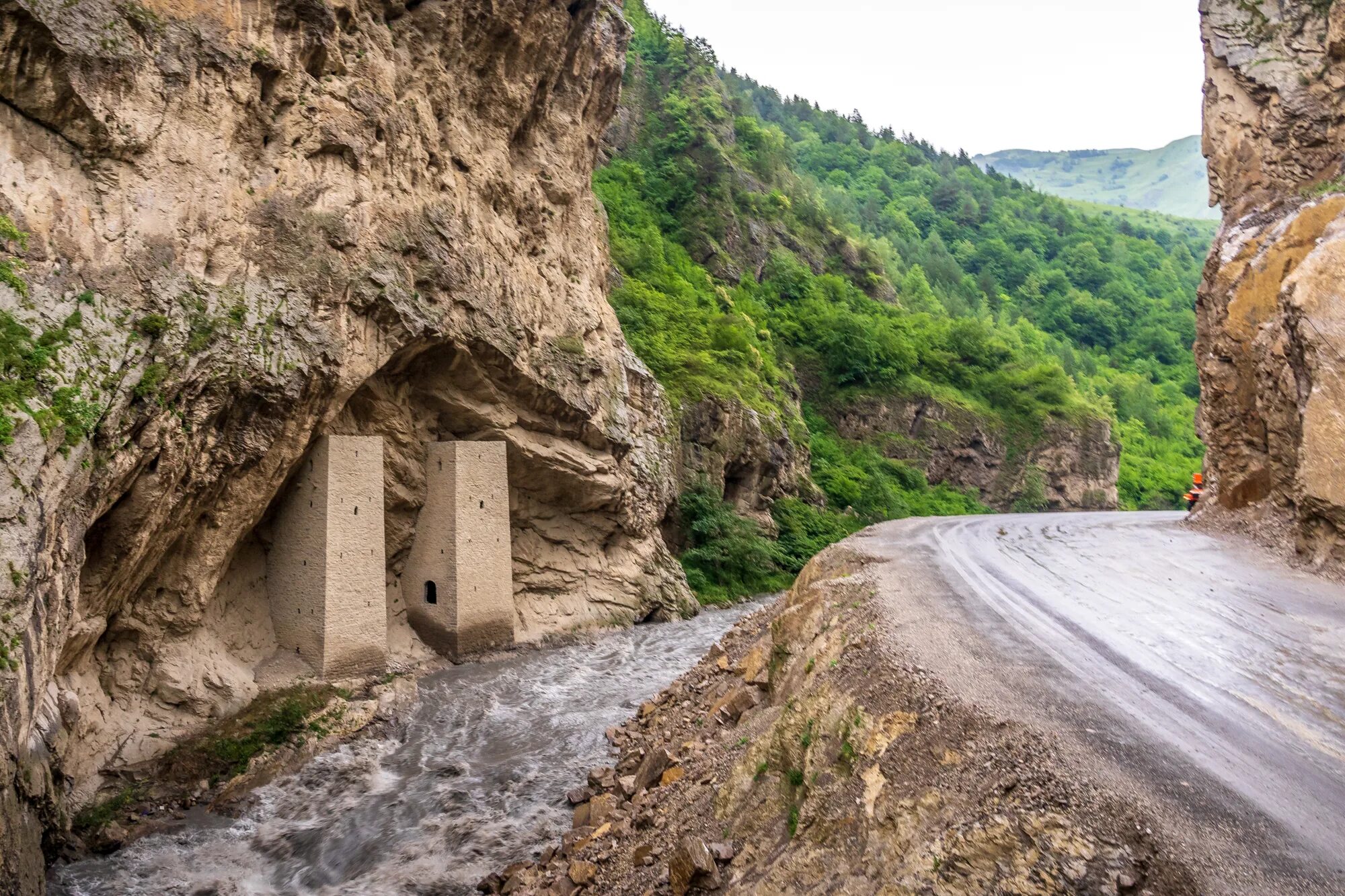 Село чинах. Чеченская Республика Аргунское ущелье. Аргунское ущелье Ушкалойские башни. Ушкалойские башни Чечня. Аргунское ущелье башни Близнецы.