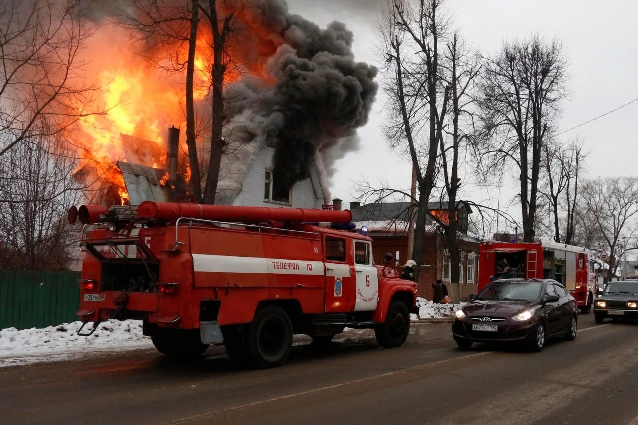 Дмитровск пожар. Пожар. Пожар дома. Пожар в Подмосковье. Пожар в Шаховской.