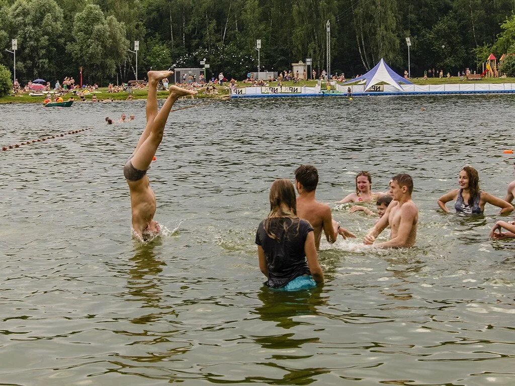 Парк Сокольники Путяевские пруды. Путяевские пруды пляж. Путяевские пруды в Сокольниках купание. Путяевский пляж в Сокольниках. Искупалась в пруду