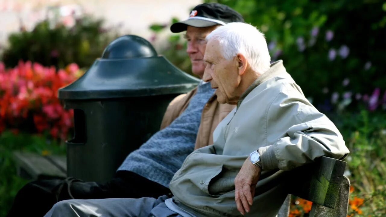 Умирающие пенсионеры. Старики разговаривают. Два пожилых мужчины. Разговор двух пожилых мужчин. Старики беседуют.