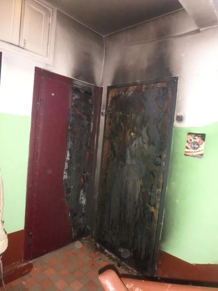 Поджог двери. Горящая дверь в квартиру. Поджог входной двери квартиры. Горит входная дверь. Поджог двери.