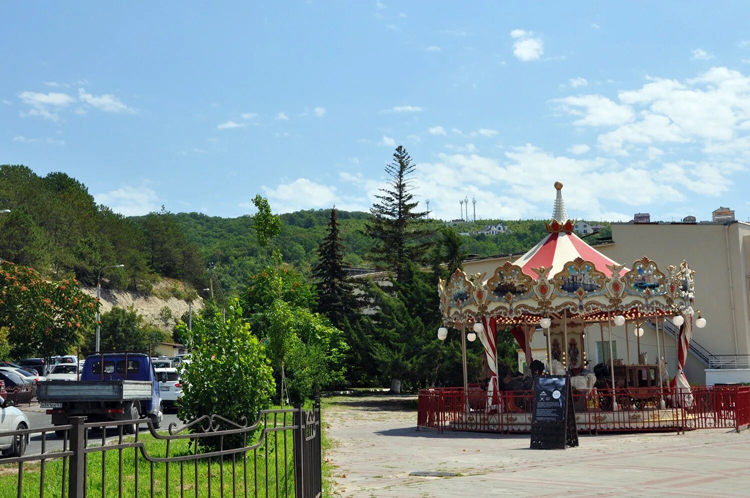 Аттракционы в Абрау Дюрсо. Карусель Абрау Дюрсо. Парк Абрау Дюрсо.