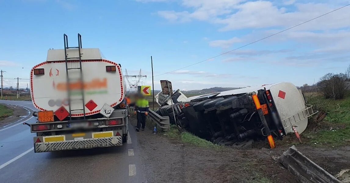 Сход цистерн во владимирской области. Перевернулись цистерны. Перевернулась автоцистерна с гсм нефтепродуктов. Опрокинулась цистерна. Масловоз перевернулся ростов.