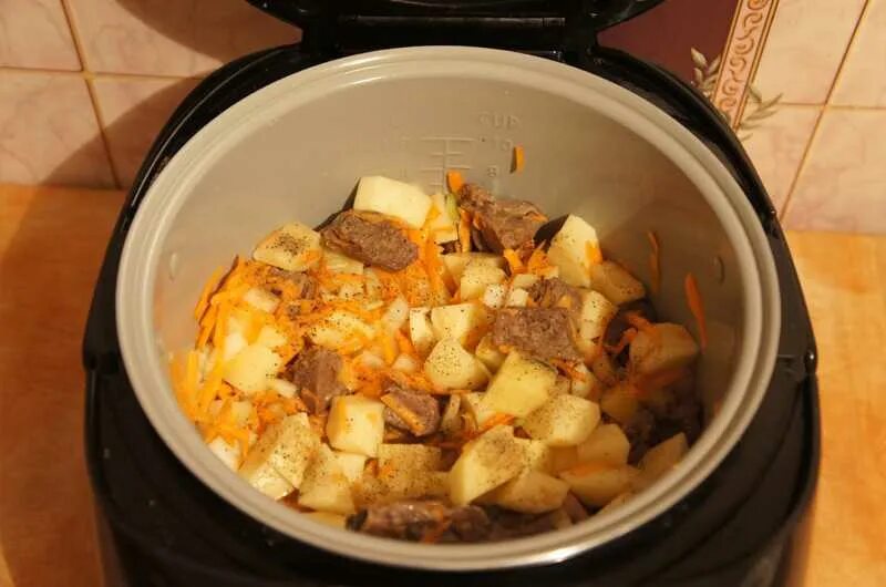 Картошка с мясом в мультиварке редмонд. Картофель с мясом в мультиварке редмонд. тушеная картошка в мультиварке. тушёная картошка с мясом в мультиварке. тушёная картошка со свининой в мультиварке.