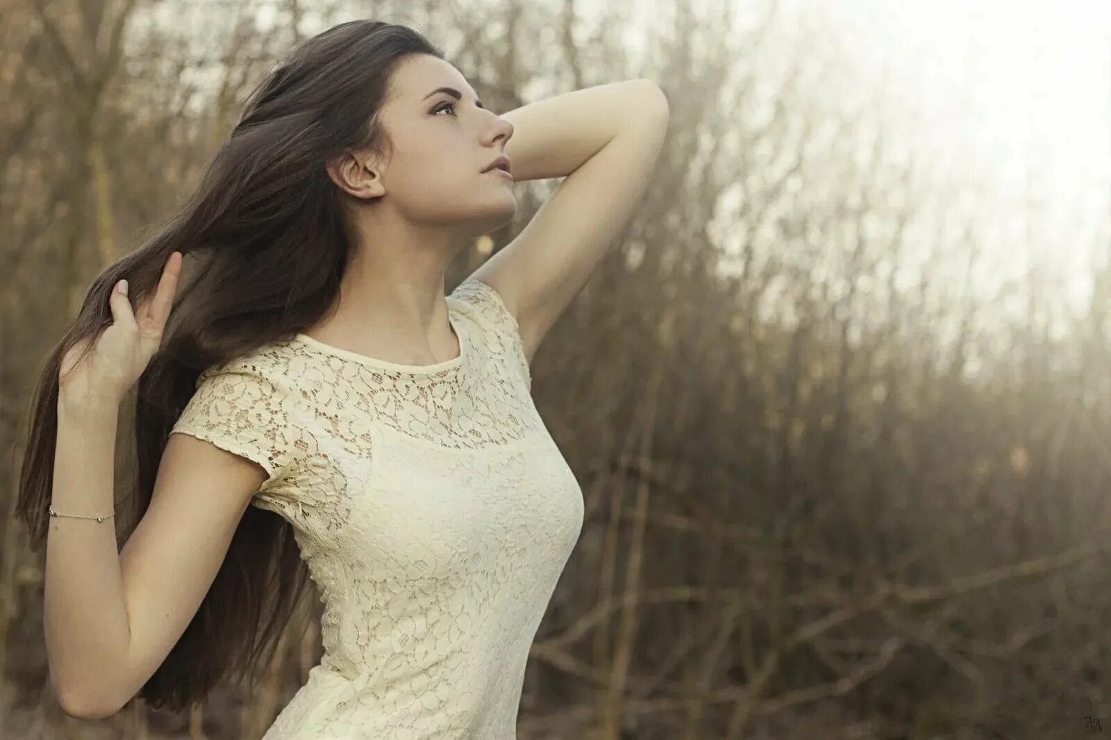 Девушка поправляет волосы фото. Девушка поправляет волосы. Девушка поправляет прическу. Поправляет волосы. Кара делевинь 2012.