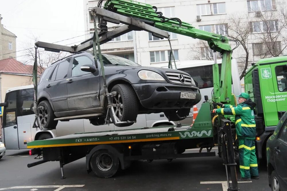 Эвакуировали машину куда звонить. Куда эвакуировали машину в москве. Ман эвакуатор манипулятор цодд. Машина на эвакуаторе. Эвакуация авто москва.